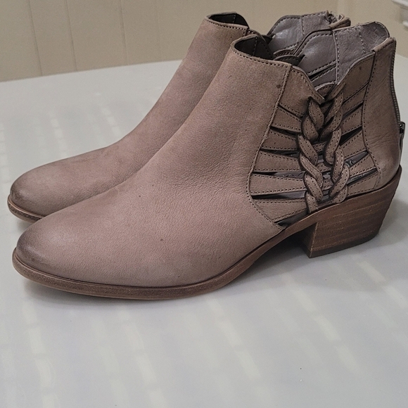 Vince Camuto Shoes - Vince Camuto PRESTETTA Pointed Toe Cut Out Side Braided Ankle Boots Sz 7.5M